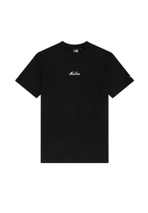 Camiseta de algodón negra con cuello redondo, manga corta y logo bordado en blanco de "New Era" en el pecho. Diseño simple y clásico.
