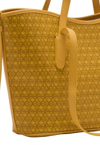 Borsa tote gialla realizzata in pelle testurizzata, caratterizzata da un motivo geometrico, doppi manici e una forma strutturata con base piatta.