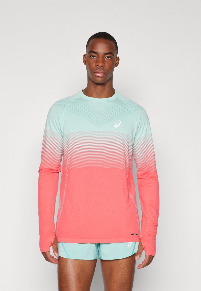Langarm sportshirt in een verloop van muntgroen en koraal, met een textuurpatroon, ronde halslijn en logoaccent op de borst.