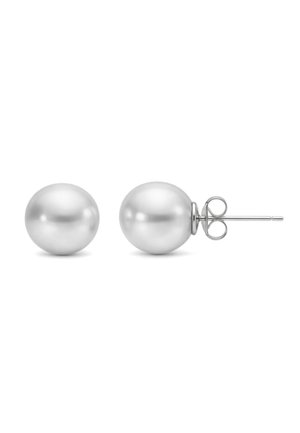 Paire de boucles d’oreilles à clou ornées de perles blanches, avec tiges argentées et fermoirs papillon, sur fond blanc.