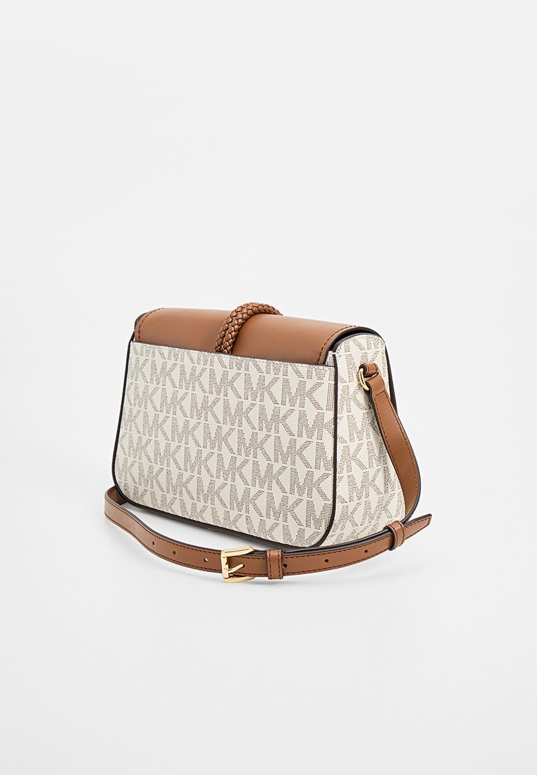 Sac en cuir marron en bandoulière avec un tissu crème affichant un motif répété du logo MK. Comprend une poignée supérieure tressée et une sangle réglable.