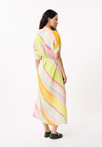 Robe légère à col, à rayures pastel de rose, jaune et vert, cintrée à la taille, avec des manches courtes et une longueur maxi.