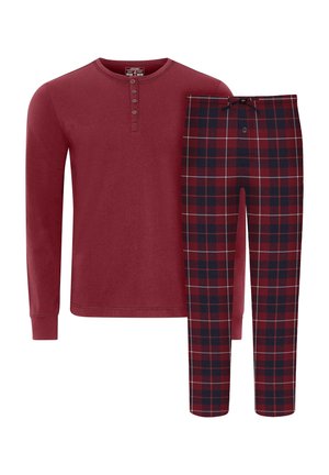 Maglietta a maniche lunghe rossa in stile henley con placca a quattro bottoni accanto a pantaloni scozzesi con motivo a griglia blu scuro e bianco su base color bordeaux.