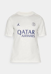 Hvid kortærmet trøje med en glat overflade, der har blå "QATAR AIRWAYS" logo og Paris Saint-Germain emblem, diskret brandingmønster.