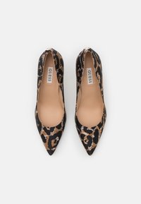 Escarpins à bout pointu en imprimé léopard noir, marron et doré, avec une tige en tissu, un design à enfiler et une semelle intérieure beige lisse.