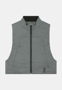 Veste matelassée grise sans manches avec fermeture éclair à l'avant et petit logo noir près de l'ourlet inférieur sur un fond uni.