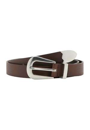 Cintura di pelle marrone arrotolata con fibbia in metallo argentato e punta in argento abbinata su sfondo bianco.