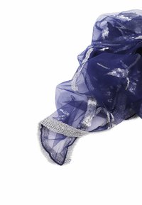 Sciarpa in tessuto trasparente blu navy con accenti di paillettes argento lungo i bordi. Design leggero e fluente con una finitura texture.