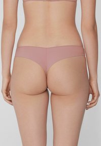 Glatter, hellrosa Bikiniunterteil mit minimalistischem Design und breitem Bund, das klare Linien und keine sichtbaren Muster oder Beschläge aufweist.