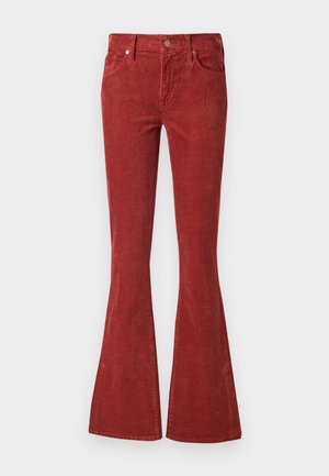 Rote Corduroy Schlaghosen haben eine hohe Taille, einen vorderen Knopfverschluss und zwei Taschen. Der Stoff hat eine strukturierte Oberfläche mit vertikalen Streifen.