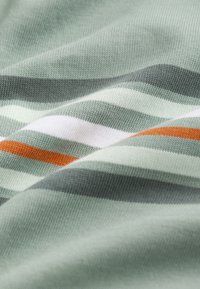 Pamukova tkanina s mekom teksturom koja ima vodoravne pruge u zelenoj, sivoj, bijeloj i narančastoj boji. Suptilni uzorci kroz cijelu tkaninu.