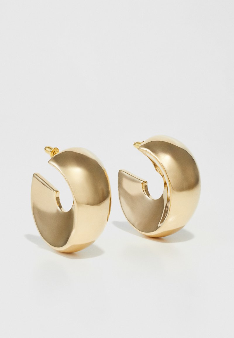 Zlaté kruhové náušnice s polmesiacovým dizajnom, s lesklým povrchom a otvorom na vrchu pre jednoduché nosenie.