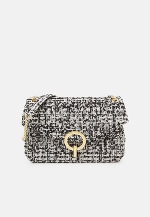 Sac d'épaule en tweed noir et blanc avec fermoir circulaire doré et bandoulière chaîne, forme rectangulaire, fermeture à rabat.