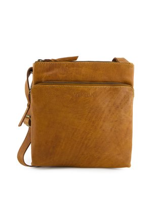 Hnědá kožená crossbody taška s přední zipovou kapsou, embosovaným logem "VENEZIA" a nastavitelným ramenním popruhem na bílém pozadí.