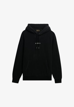 Zwarte hoodie van zacht materiaal, met een voorzak in kangoeroestijl, een capuchon met koord en witte logostiksel op de borst.