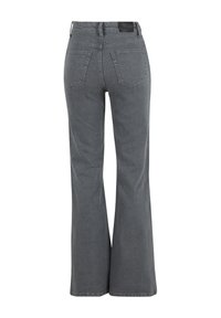 Jean en denim gris taille haute avec jambes évasées, doté de deux poches arrière et de passants de ceinture, présenté de dos sur fond blanc.