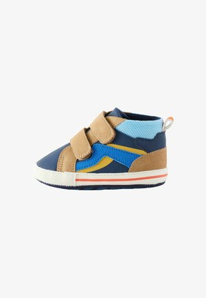 Basket de tout-petits bleue et marron avec des bandes Velcro, des accents en maille, une semelle en caoutchouc et des détails de design jaunes. Comprend une bande de tirage à l'arrière.
