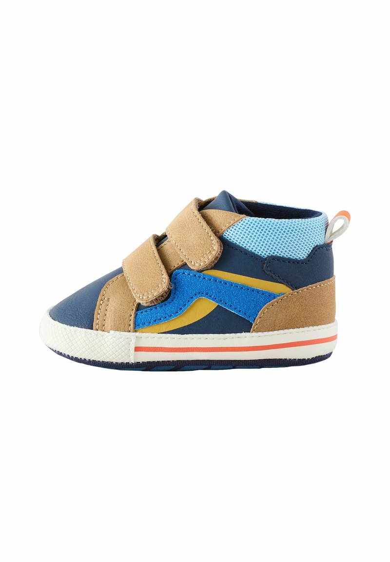 Basket de tout-petits bleue et marron avec des bandes Velcro, des accents en maille, une semelle en caoutchouc et des détails de design jaunes. Comprend une bande de tirage à l'arrière.