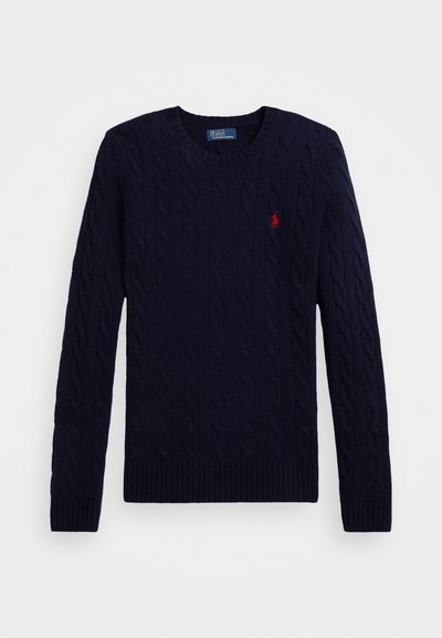Sweater azul marinho em ponto de lixo com punhos e barra canelados, apresentando um pequeno logotipo vermelho no peito e um decote redondo clássico.