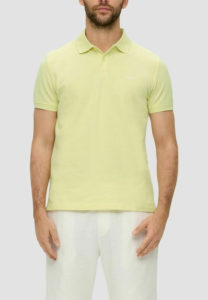 Helles gelbes Polo-Shirt aus Baumwolle mit klassischem Kragen und kurzen Ärmeln, versehen mit einem dezenten Logo auf der linken Brust.