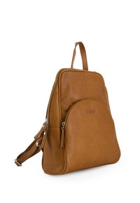 Sac à dos en cuir brun avec compartiment principal zippé, poche avant et sangle réglable. Présente une texture lisse et un branding subtil.
