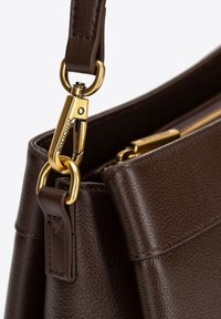 Brązowa skórzana torebka z fakturowaną powierzchnią, złotymi akcentami oraz solidnym klipsem wykończonym na gładko.