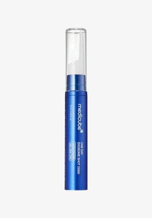 Tube médical bleu étiqueté « medicube One Day Exosome Shot 25000 » avec un capuchon transparent et une pointe applicatrice blanche inclinée.