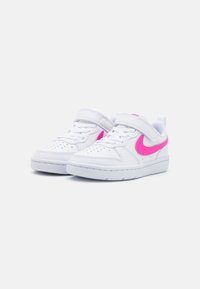 Hvide sneakers med pink Nike swoosh, netlignende tunge, perforeringer på tåen, justerbar Velcro-rem og gummiydersål.