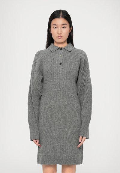 Graues Strickkleid mit Kragen, langen Ärmeln und Knopfleiste vorne. Verfügt über eine gerippte Textur und eine leicht lockere Passform.