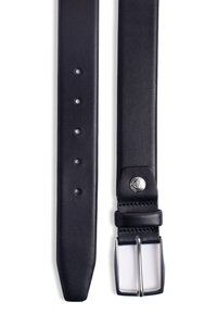 Zwarte leren riem met een gladde textuur, zilveren metalen gesp en vijf verstelgaten; heeft een metalen accent nabij de gesp.