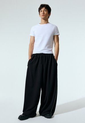 House, BAGGY HOSEN - Tracksuit bottoms - black
