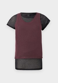 Korte mouw top met een bordeaux tankoverlay en een doorschijnende zwarte netlaag eronder. Ronde halslijn en rechte zoom, met tegenkleur accent bij de mouwen.