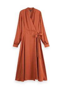 Robe enveloppante couleur rouille en tissu lisse, dotée de manches longues, d'un col en V et d'une taille à nouer. Tombe jusqu'au mi-mollet avec une coupe décontractée.