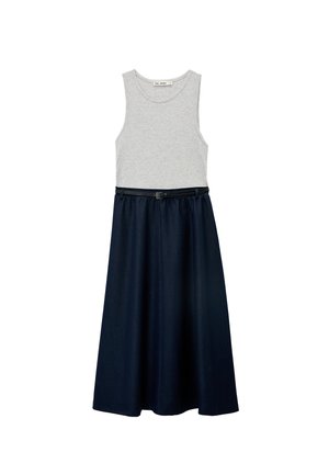 Robe top grise sans manches avec un corsage ajusté, une jupe trapèze bleu foncé et une fine ceinture noire à la taille.