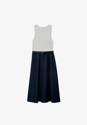 Mouwloze grijze topjurk met een aansluitend lijfje, een donkerblauwe A-lijn rok en een dunne zwarte riem in de taille.