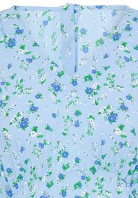 Tissu bleu clair avec un petit imprimé floral bleu, blanc et vert, encolure en V et détail froncé à la taille.