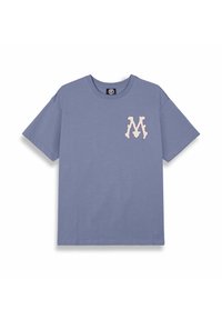 Blauwe katoenen t-shirt met korte mouwen, voorzien van een lichtroze "M" logo op de linkerkant van de borst. Ronde halslijn, casual pasvorm, zachte textuur.