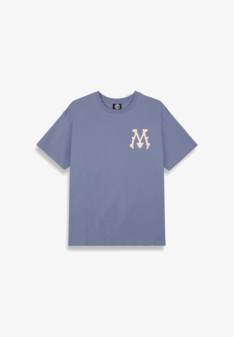 Camiseta de algodón azul con mangas cortas, que presenta un logo "M" en rosa claro en el lado izquierdo del pecho. Cuello redondo, corte casual, textura suave.