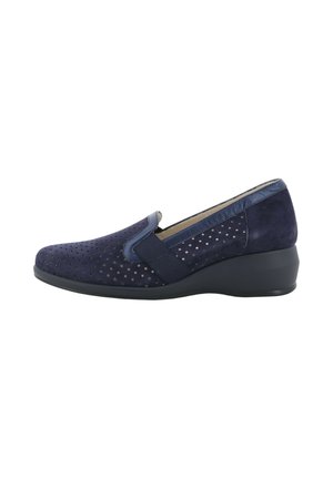 Scarpa da donna slip-on blu navy con tomaia traforata, pannello laterale elastico e tacco a zeppa basso, mostrata di profilo su sfondo bianco.