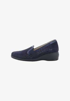 Scarpa da donna slip-on blu navy con tomaia traforata, pannello laterale elastico e tacco a zeppa basso, mostrata di profilo su sfondo bianco.