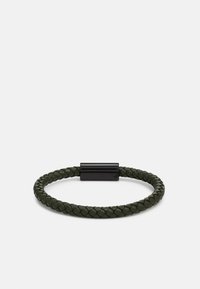 Bracciale intrecciato in pelle verde con chiusura metallica nera. Texture liscia e forma rotonda, adatto per un look casual.