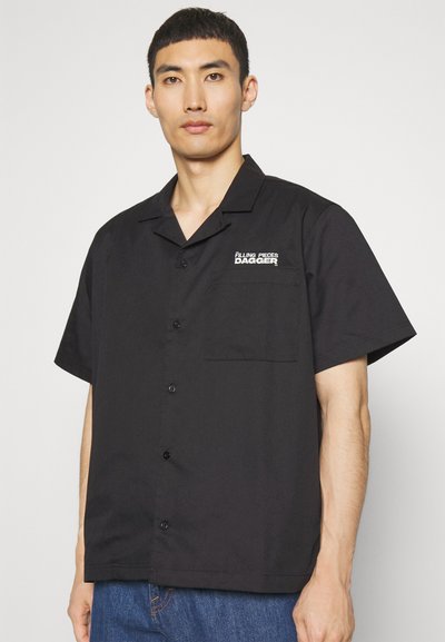 Melna īsās piedurknes krekls, ar pogām aizdare, apkakle, priekšējā kabata ar baltu "Filling Pieces Dagger" logotipu. Izgatavots no viegla auduma.