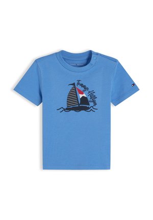 Niebieska koszulka z krótkim rękawem dla malucha z grafiką żaglówki, napisem „Tommy Hilfiger” i zatrzaskami na ramieniu.