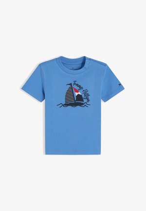 Niebieska koszulka z krótkim rękawem dla malucha z grafiką żaglówki, napisem „Tommy Hilfiger” i zatrzaskami na ramieniu.