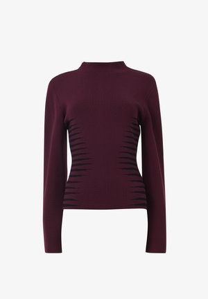Pull moulant bordeaux à manches longues, présentant des rayures noires diagonales sur les côtés et un col montant. Fabriqué en matière tricotée lisse.