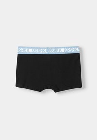 Črne bombažne bokserice z svetloblue elastiko, na kateri je ponovljen napis "BERSHKA" v beli barvi. Gladka tekstura in prilegujoč dizajn.