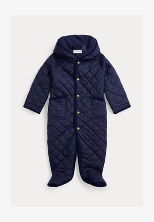 Jūras spēku mitruma necaurlaidīgs sniega uzvalks ar kapuci, zeltainām pogu aizdarēm, divām priekšējām kabatām un kāju aizsargiem; ar teksturētu dimanta rakstu.