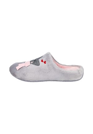 Zapatilla de felpa gris con interior rosa, que presenta un diseño de cara de animal gris, detalles en rojo y una suela flexible. Textura suave en todo el calzado.