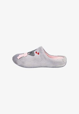 Zapatilla de felpa gris con interior rosa, que presenta un diseño de cara de animal gris, detalles en rojo y una suela flexible. Textura suave en todo el calzado.