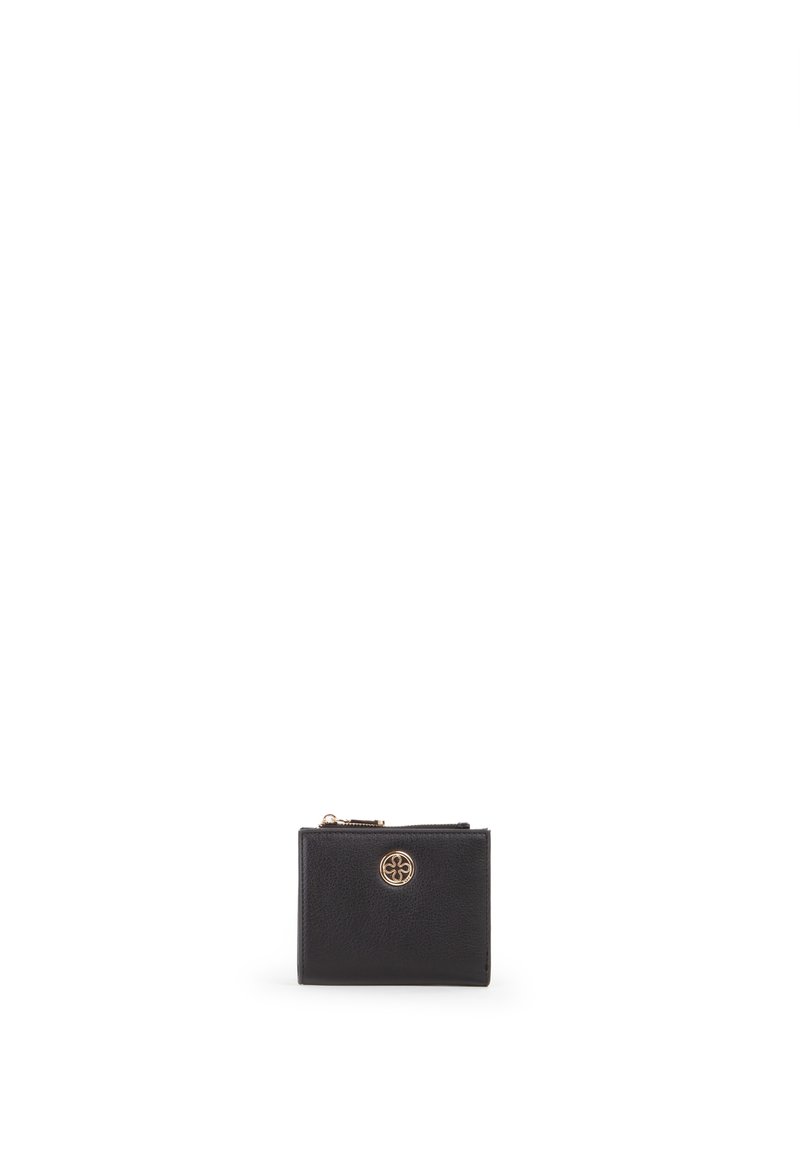 Portafoglio in pelle nera compatto con emblema circolare dorato e tasca con zip sulla parte superiore, centrato su uno sfondo bianco.
